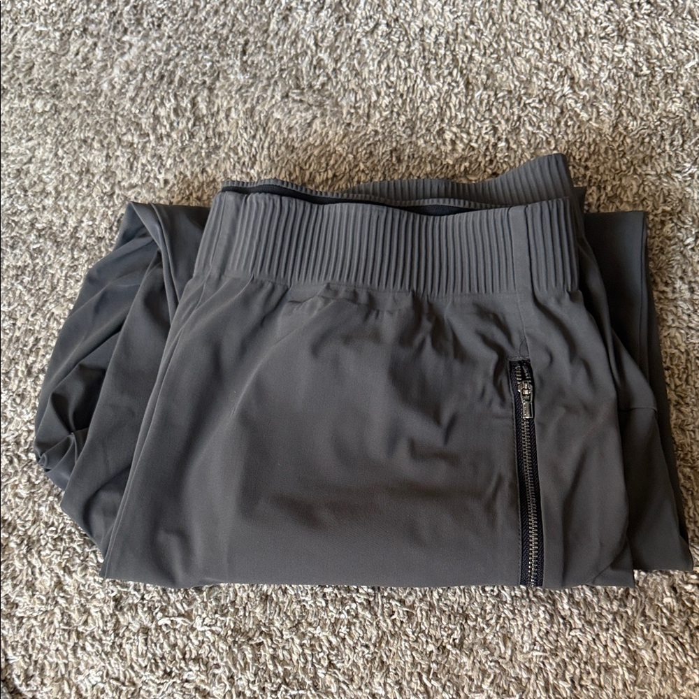 Gray Athletic Leggings with Zipper Pocket